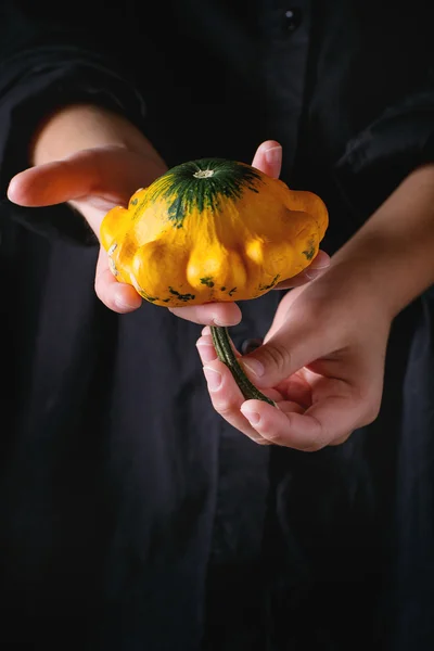 Mini citrouille dans les mains de l'enfant — Photo