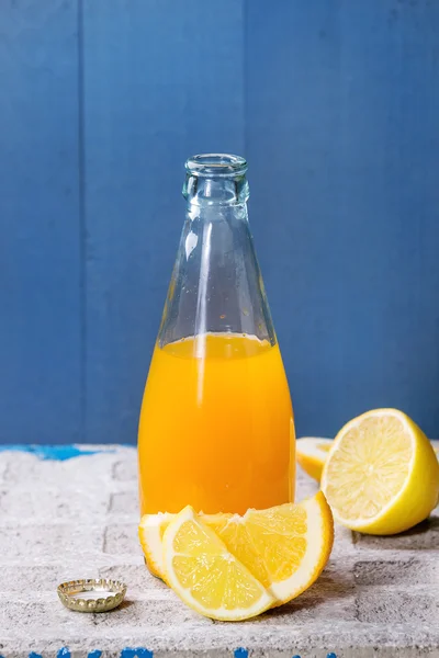 Flaska av citrus lemonad — Stockfoto