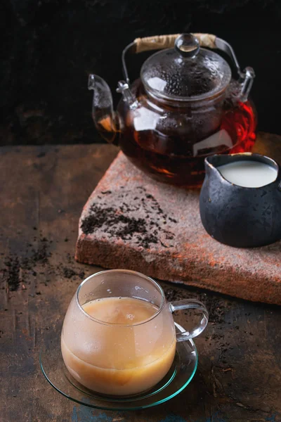 Tazza di tè nero con latte — Foto Stock