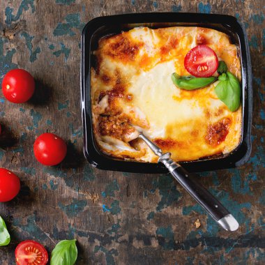 Plastik kutuda lazanya