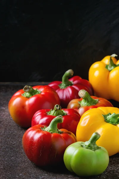 Variété de poivrons de paprika colorés — Photo