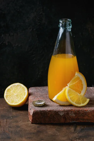 Бутылка цитрусового лимонада — стоковое фото