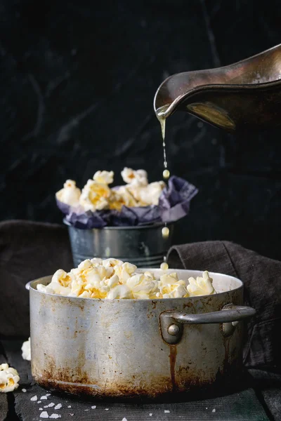 Gesalzenes Popcorn zubereitet — Stockfoto