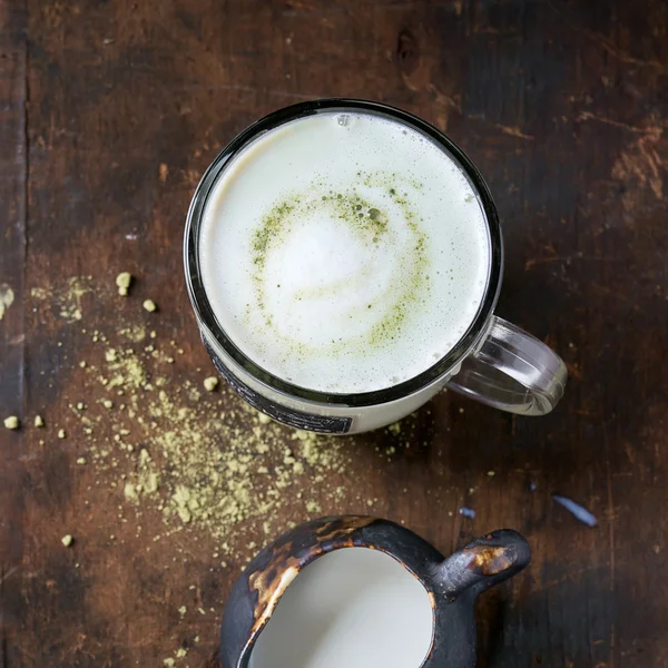 Matcha latte dengan susu — Stok Foto