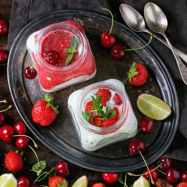 Yogurt with mint and cherry — Stockfoto