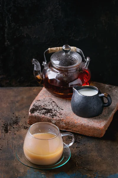 Tasse schwarzen Tee mit Milch — Stockfoto