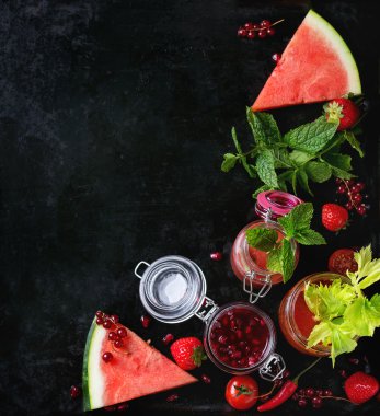 Kırmızı smoothies kavanoz