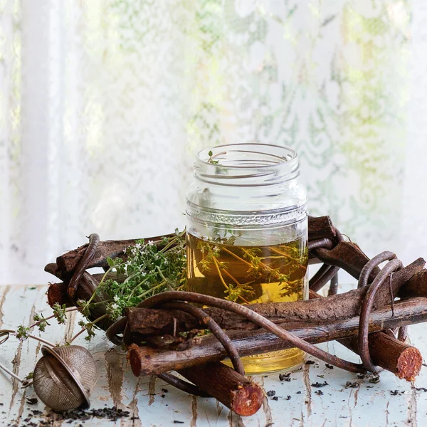 Hot thyme tea — Stock Photo, Image