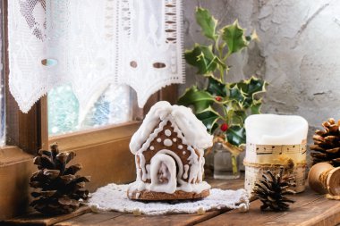 Small Gingerbread house clipart
