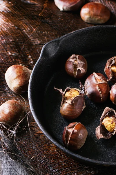 Castanhas comestíveis assadas — Fotografia de Stock