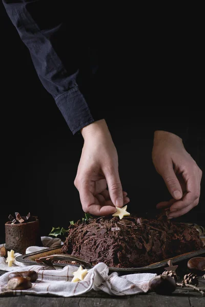 Dekoration von Weihnachtsschokolade yule log — Stockfoto