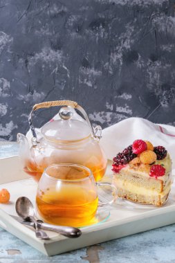 Limonlu kek ile renkli ahududu