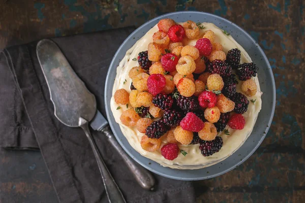 Torta al limone con lamponi colorati — Foto Stock