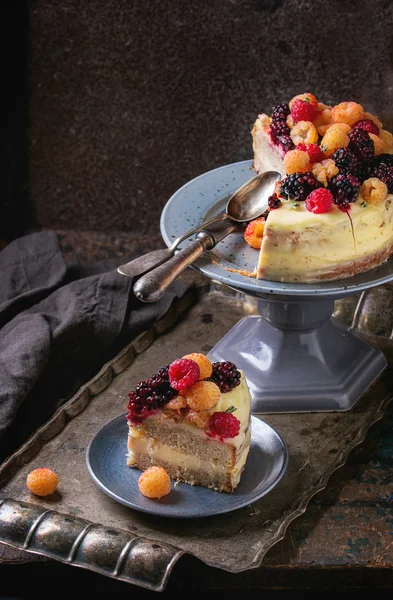 Citroen Cake met kleurrijke frambozen — Stockfoto