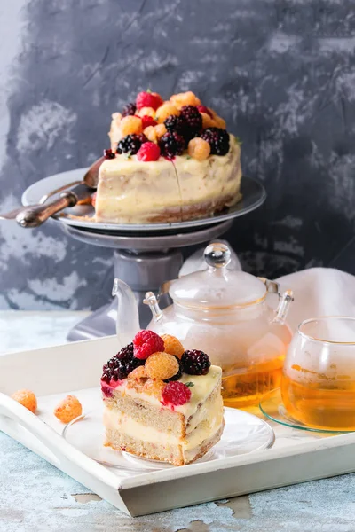 Bolo de limão com framboesas coloridas — Fotografia de Stock