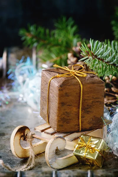 Tarjeta de decoración de Navidad con juguetes y árbol —  Fotos de Stock