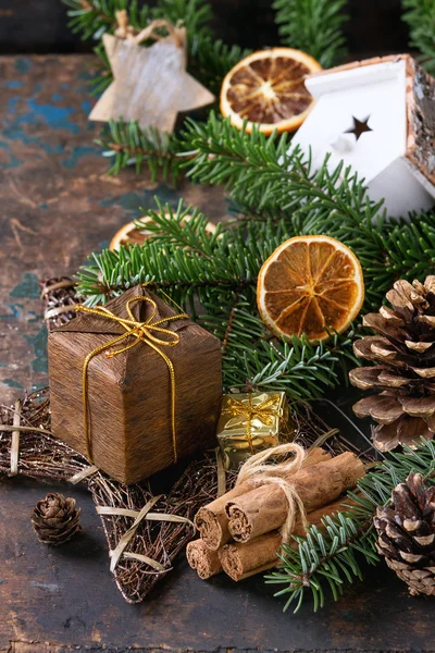 Tarjeta de decoración de Navidad con juguetes y árbol —  Fotos de Stock