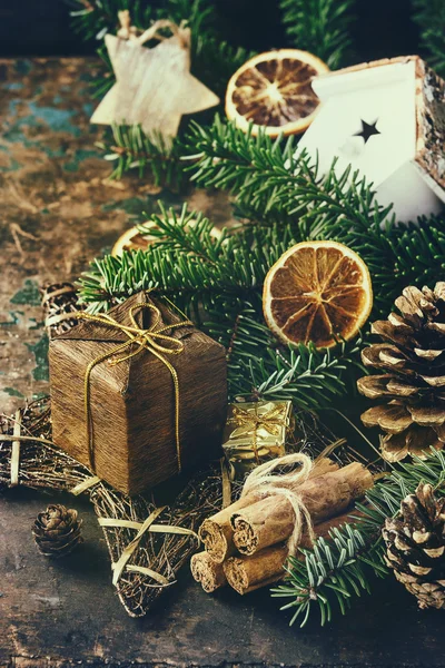 Kartka świąteczna dekoracja z zabawkami i drzewa — Zdjęcie stockowe