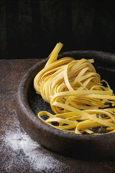 Rå hemlagad pasta Tagliatelle — Stockfoto