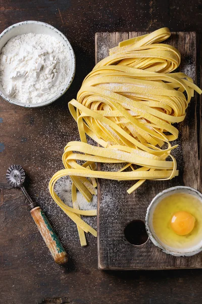 Rå hemlagad pasta Tagliatelle — Stockfoto