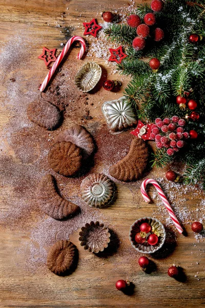 Hausgemachte Traditionelle Weihnachts Mürbeteigkekse Schokoladenhörnchen Mit Kakao Puderzucker Keramikteller Mit — Stockfoto