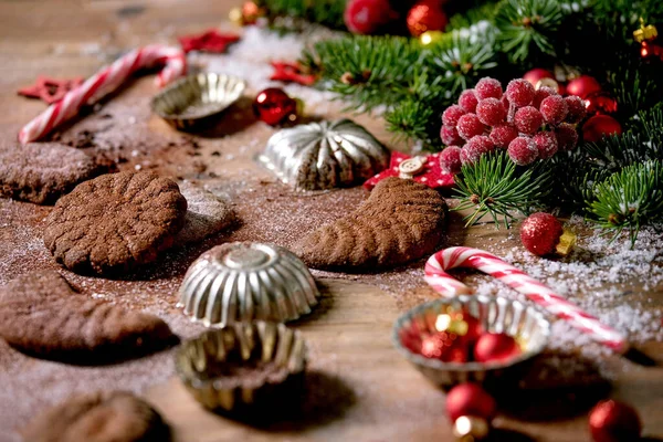 Hausgemachte Traditionelle Weihnachts Mürbeteigkekse Schokoladenhörnchen Mit Kakao Puderzucker Keramikteller Mit — Stockfoto
