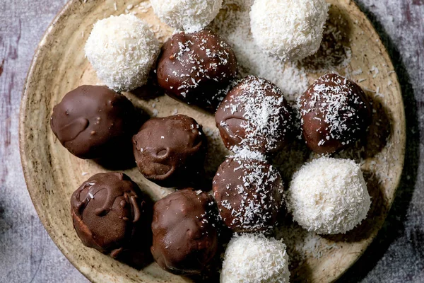 Raw Vegan Homemade Coconut Chocolate Candy Balls Coconut Flakes Ceramic — Stock Photo, Image