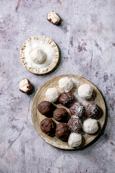 Raw Vegan Homemade Coconut Chocolate Candy Balls Coconut Flances Ceramic — стоковое фото