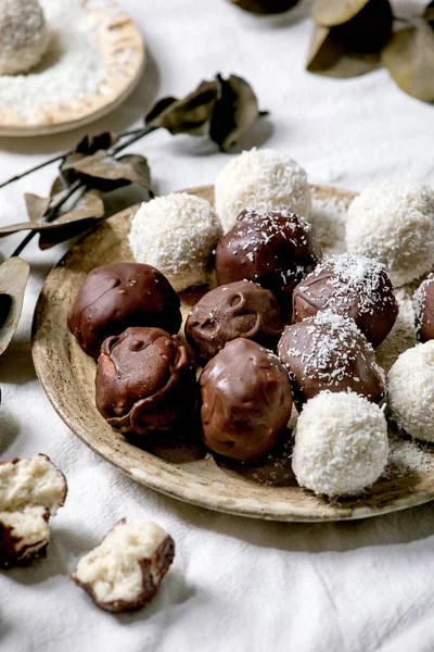 Obehandlad Vegan Hemmagjord Kokos Choklad Godis Bollar Med Kokosflingor Keramiska — Stockfoto