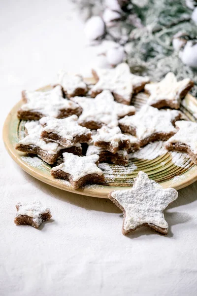 Zelfgemaakte Stervorm Cacao Amandelkoekjes Met Witte Glazuur Poedersuiker Keramische Plaat — Stockfoto