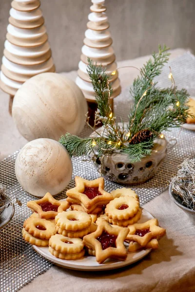 전통적 성탄절 과자에 쿠키입니다 식탁보 나무로 그린에 친화적 Xmas 테이블 — 스톡 사진