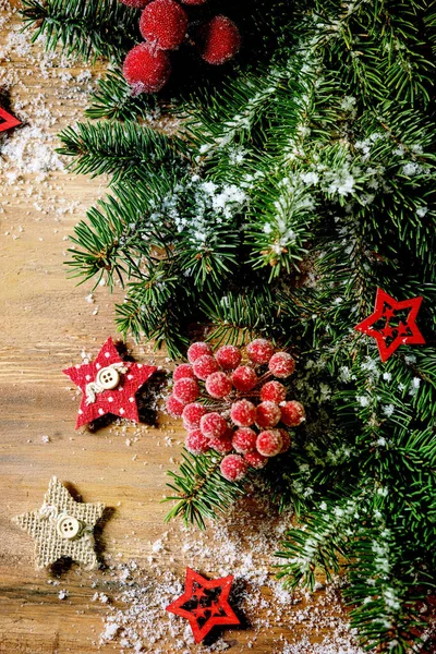 圣诞新年创意布置或贺卡与杉树分枝 红色浆果和星星在木制背景 复制空间 — 图库照片