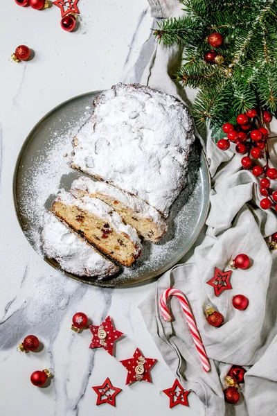 Geleneksel Yapımı Alman Noel Pastası Pişirme Tabağında Kostüm Süslemeleri Beyaz — Stok fotoğraf