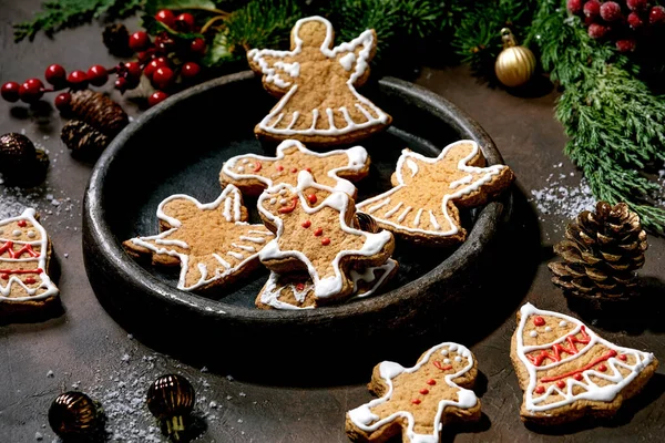 Hausgemachte Traditionelle Weihnachtslebkuchen Mit Zuckerguss Verziert Lebkuchenmann Engel Glocke Auf — Stockfoto