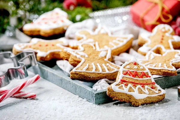 Hausgemachte Traditionelle Weihnachtslebkuchen Mit Zuckerguss Verziert Lebkuchenmann Engel Glocke Mit — Stockfoto