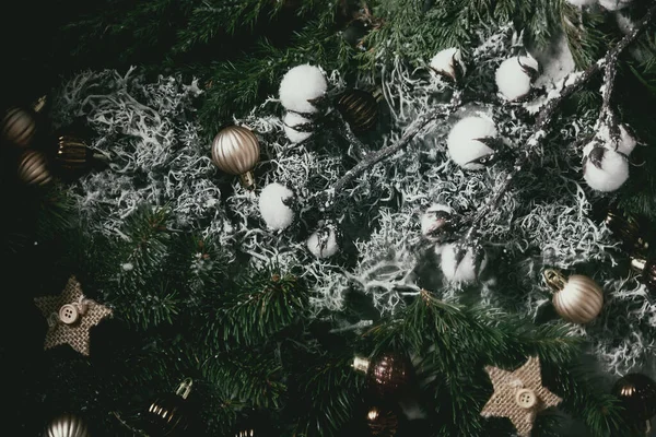 Kerstmis Nieuwjaar Wenskaart Achtergrond Met Sparren Takken Mos Gouden Ballen — Stockfoto