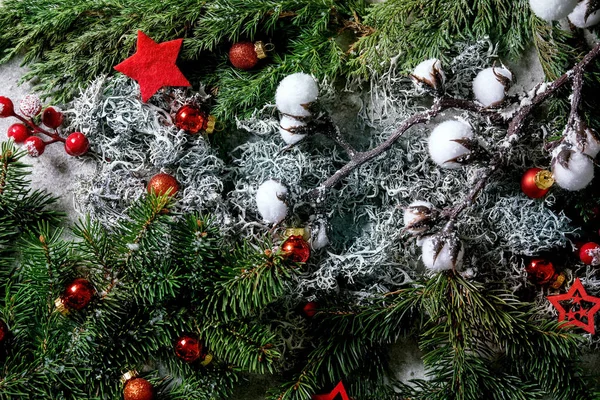 Weihnachten Neujahrskarte Hintergrund Mit Tannenzweigen Moos Roten Kugeln Und Sternen — Stockfoto