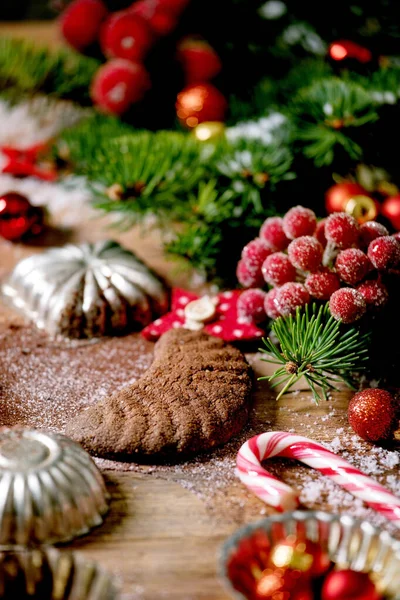 Hausgemachte Traditionelle Weihnachts Mürbeteigkekse Schokoladenhörnchen Mit Kakao Puderzucker Keramikteller Mit — Stockfoto