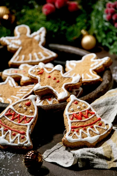 Hausgemachte Traditionelle Weihnachtslebkuchen Mit Zuckerguss Verziert Lebkuchenmann Engel Glocke Auf — Stockfoto