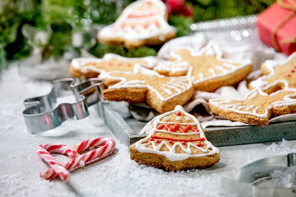 Hausgemachte Traditionelle Weihnachtslebkuchen Mit Zuckerguss Verziert Lebkuchenmann Engel Glocke Mit — Stockfoto