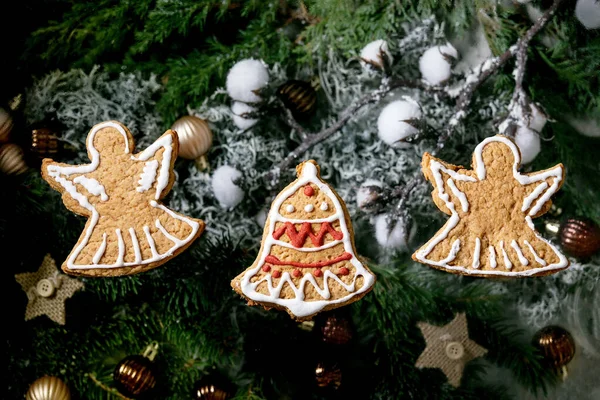 Hausgemachte Traditionelle Weihnachtslebkuchen Mit Zuckerguss Verziert Lebkuchenengel Und Glocke Mit — Stockfoto