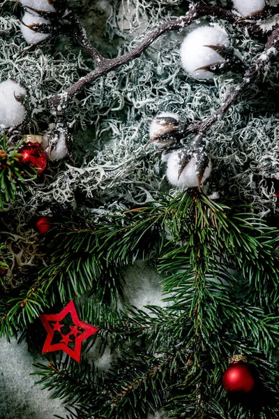 Weihnachten Neujahrskarte Hintergrund Mit Tannenzweigen Moos Roten Kugeln Und Sternen — Stockfoto