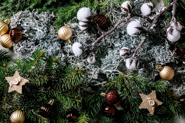 クリスマスモミの木の枝 黄金のボールや星と新年の挨拶カードの背景 トップ表示 — ストック写真