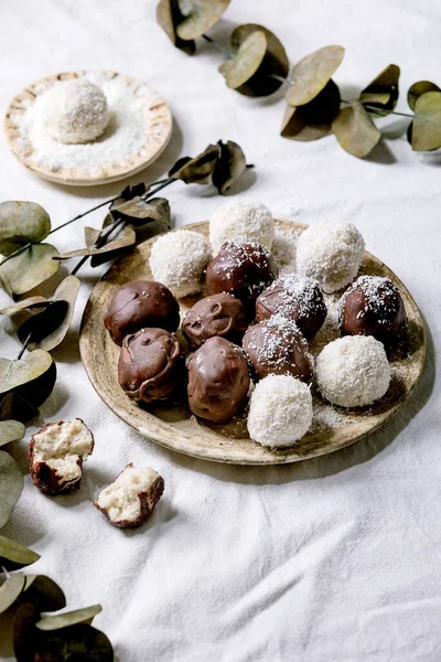 Raw Vegan Homemade Coconut Chocolate Candy Balls Coconut Flakes Ceramic — Stock Photo, Image