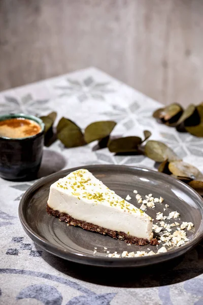 Morceau Gâteau Fromage Végétalien Cru Sans Gluten Décoré Zeste Lime — Photo