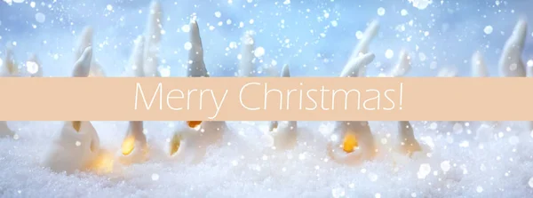 豪华的圣诞别墅 一套手工制作的圣诞装饰房子 窗户闪烁着闪闪发光的雪 香槟酒色带上圣诞快乐的题词 条幅尺寸 — 图库照片