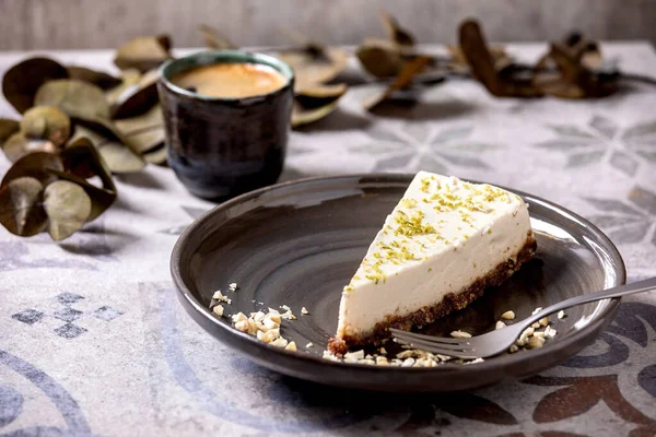 Stück Roher Veganer Käsekuchen Glutenfrei Gebacken Dekoriert Mit Limettenschale Und — Stockfoto