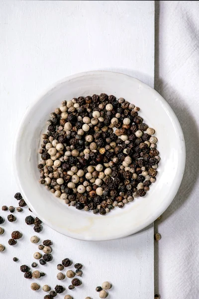 Meng Van Zwarte Witte Peperkorrels Kruiden Peperspecerijen Witte Plaat Houten — Stockfoto