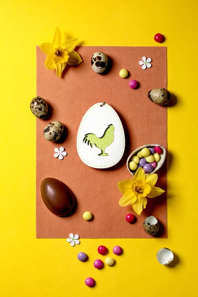 Biglietto Auguri Pasquale Con Decorazioni Legno Dolci Cioccolato Uova Narcisi — Foto Stock
