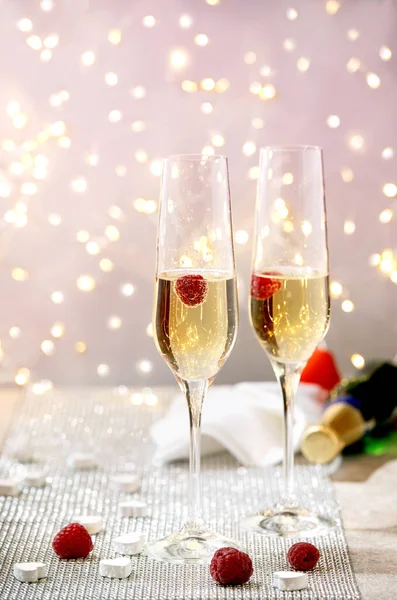 Поздравительная Открытка День Святого Валентина Двумя Бокалами Малинового Шампанского Подносе — стоковое фото